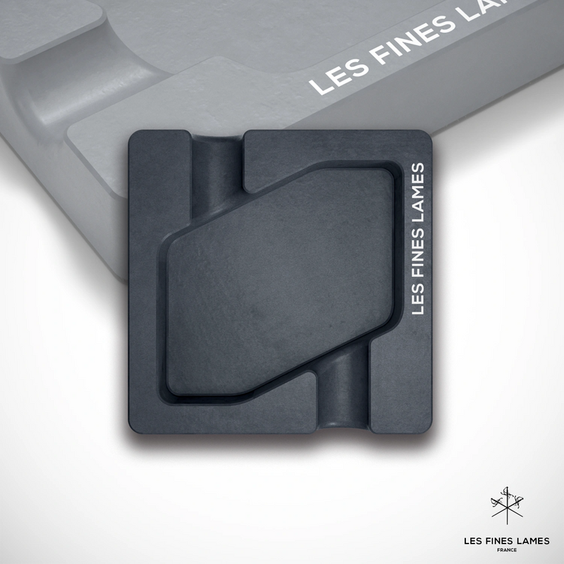 DYAD Midnight concrete cigar ashtray by LES FINES LAMES, handmade, heavy and anthracite-toned for indoor and outdoor cigar use.